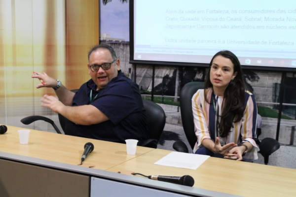 Servidores Robério Lessa e Leiliany Pinheiro durante a atividade