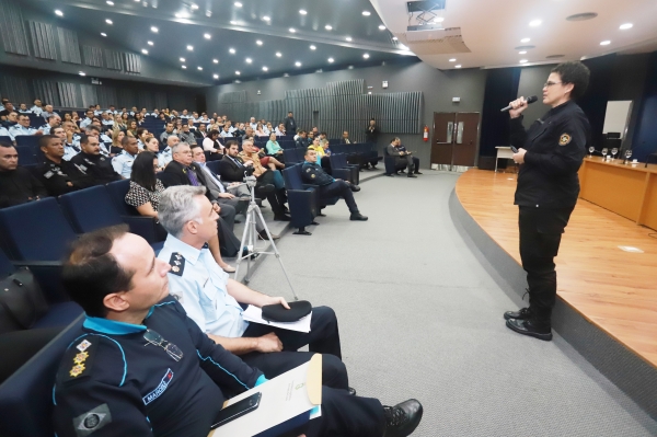 Capitã Alexandra Valéria durante a palestra