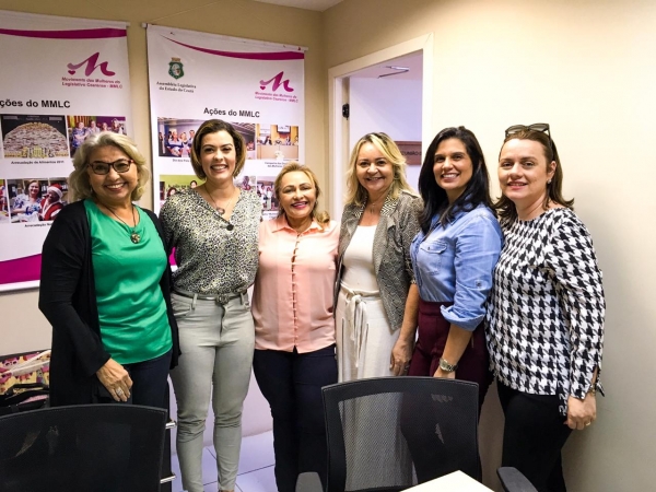 Diretora da Rádio FM Assembleia, Fátima Abreu, com a primeira-dama da Assembleia, natália Herculano, e integrantes do MMLC