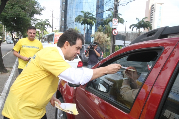 Deputados Evandro Leitão e Fernando Santana na panfletagem realizada nesta terça-feira (10/09)