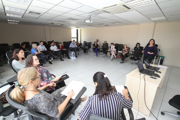 Professora Ticiane Nunes em um dos momentos do workshop destinado a pesquisadores que pretendem elaborar e aperfeiçoar artigos científicos