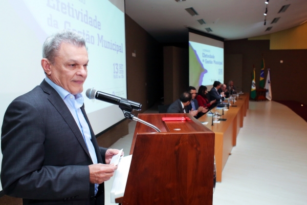 Governador interino do Ceará, José Sarto, discursa durante o seminário