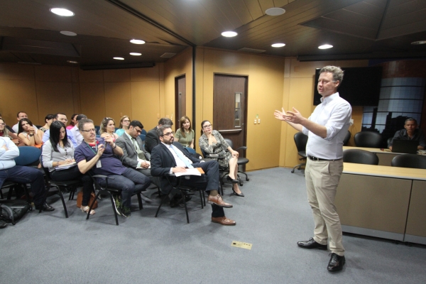 Iain Walker durante palestra realizada nesta terça-feira (17/09)