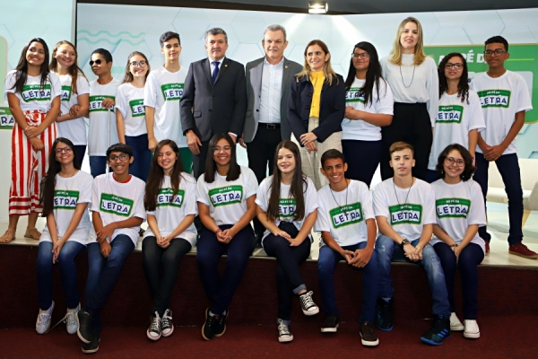 Presidentes da Câmara Municipal de Fortaleza, Antônio Henrique, e da Assembleia, José Sarto, com estudantes selecionados para o programa