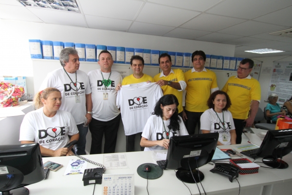 Diretor do DSAS, Luís Edson Corrêa, entrega camisa da campanha ao deputado Evandro Leitão