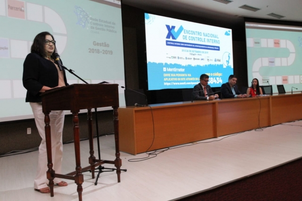 Coordenadora da Rede Estadual de Controle Interno do Ceará, Sílvia Correia, durante exposição feita no evento