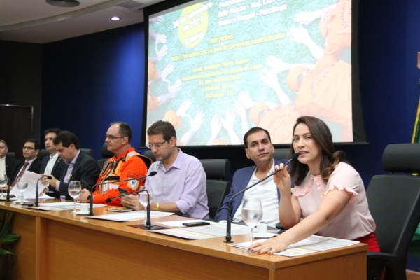 Parlamentares e servidores da Assembleia durante a atividade realizada nesta segunda-feira (30/09)