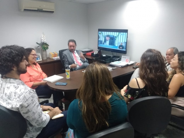 Equipe de servidores da A3P durante a reunião com o deputado Acrísio Sena