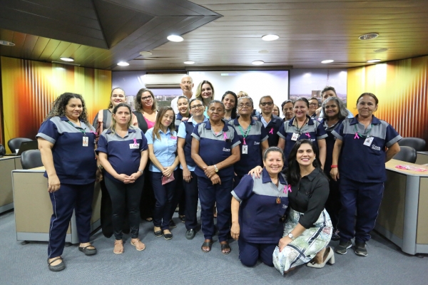 Terceirizadas que participaram do evento, ao lado da deputada Augusta Brito e da palestrante Viviane Vale