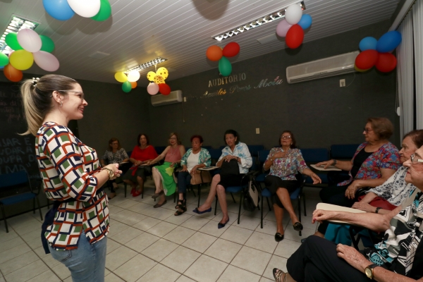 Terapeuta ocupacional Nathália Gomes durante a atividade mais recente realizada na Assalce