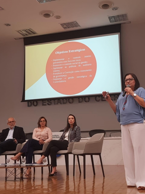 Auditora da AL-CE, Sílvia Correia, durante o seminário realizado no TCE-CE