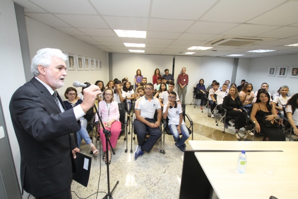 Sarau reuniu servidores e estudantes da Escola de Ensino Fundamental e Médio Anísio Teixeira