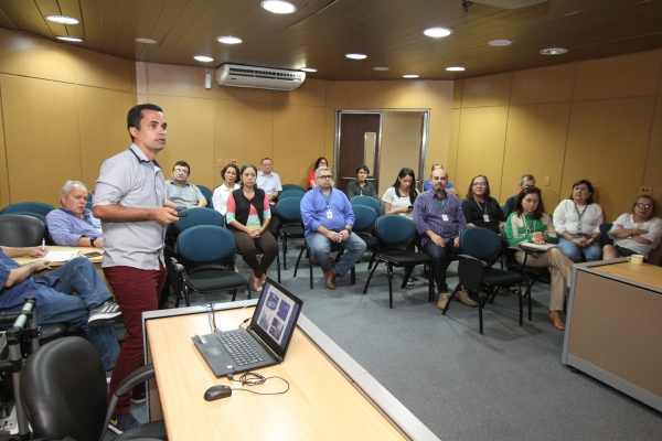 Professor Jefferson Pereira Ribeiro ao falar para servidores durante a palestra