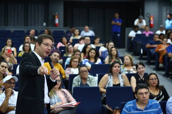 Deputado Renato Roseno fala aos participantes durante a capacitação