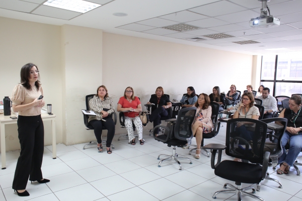 Denise Araújo, auditora de controle interno da CGE, ministrou o curso