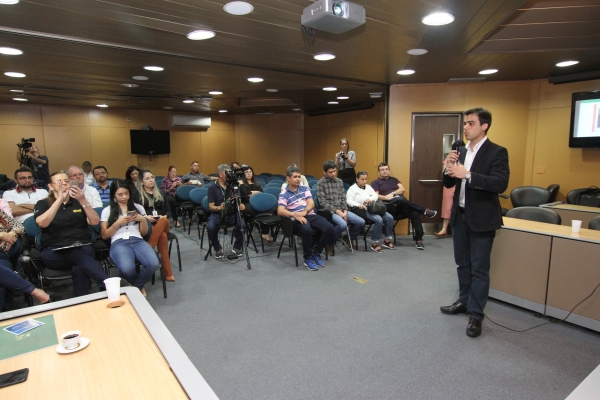 Matheus Borges durante a palestra ministrada para parlamentares e servidores