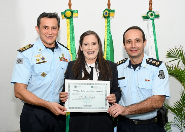 Cabo Esther Lisboa recebe certificado de Honra ao Mérito Intelectual do coronel Jesus Andrade, chefe da Casa Militar e do comandante da 2ª CPG, coronel Marcelo de Vasconcelos