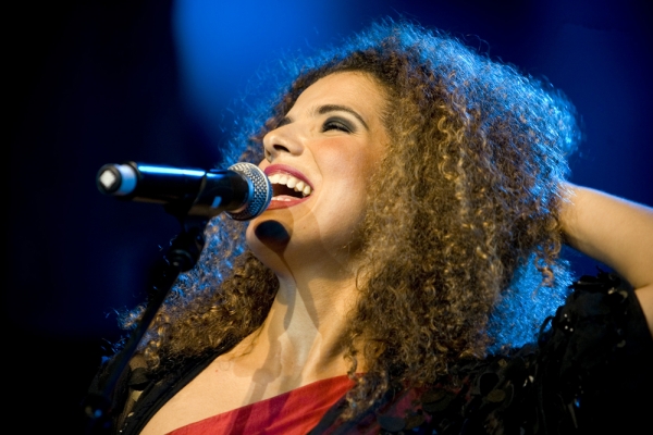 Cantora Vanessa da Mata se apresenta gratuitamente neste domingo (