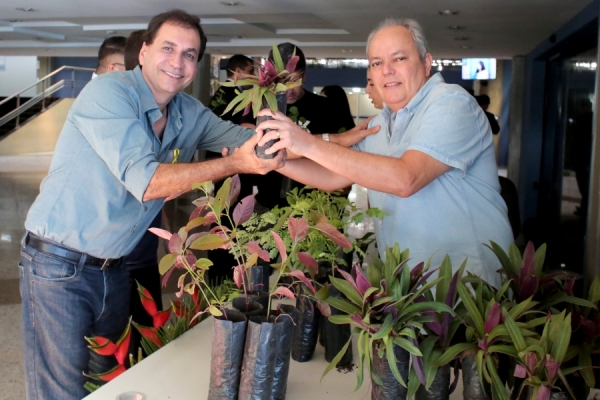 Presidente da Assalce, Luís Edson Corrêa, e coordenador da A3P, Lindolfo Cordeiro, durante atividade no dia da árvore