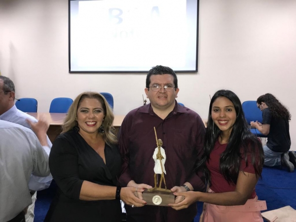 Virgínia Bastos, Salomão de Castro e Julyana Brasileiro durante a premiação