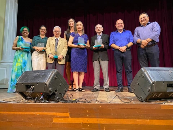 Prefeito Roberto Cláudio e jornalista Moacir Maia com os homenageados