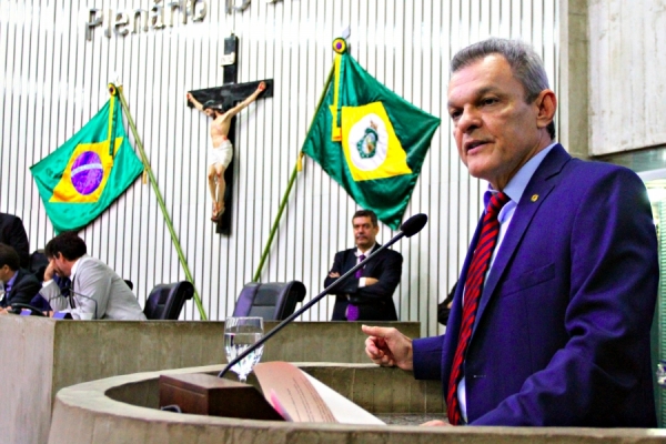 Presidente da Assembleia, José Sarto, durante pronunciamento