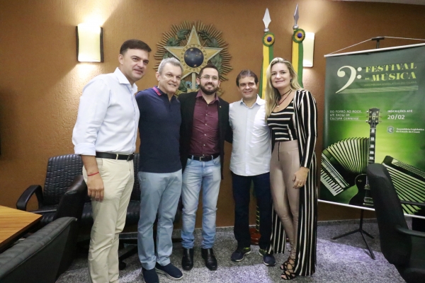 Deputados Fernando Santana, José Sarto, Oriel Nunes Filho, Evandro Leitão e Augusta Brito durante a coletiva