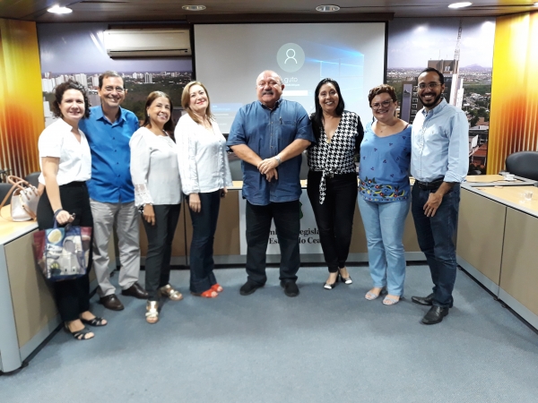 Deputado Fernando Hugo e servidores do Procon Assembleia durante a reunião