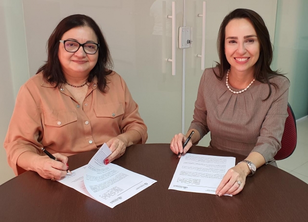 Sílvia Helena Correia e Luciana Lobo durante encontro em que o documento foi assinado