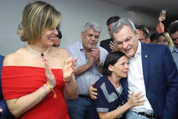 Servidores e parlamentares durante a homenagem ao presidente da Assembleia