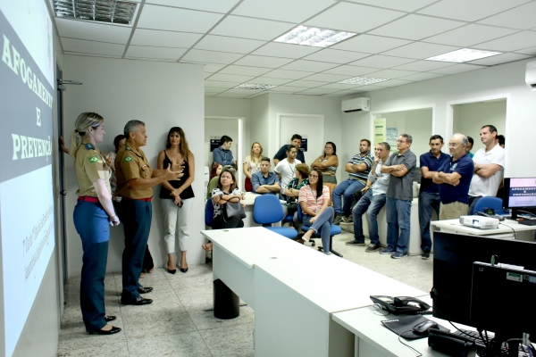 Servidores durante a palestra ministrada pela tenente Samara Dantas