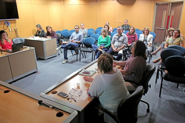 Servidores e servidoras da Assembleia durante a reunião