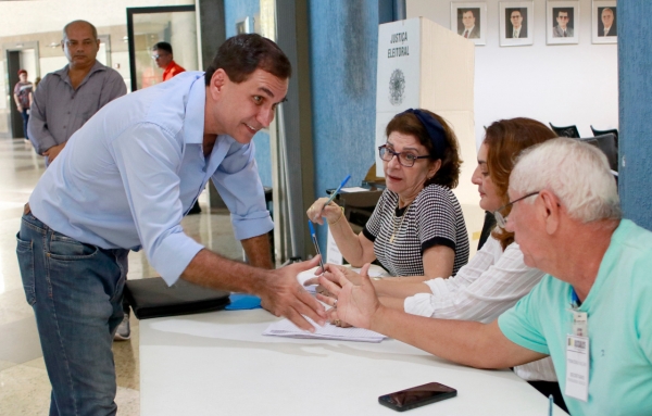 Presidente Luís Edson cumprimenta mesários durante a eleição