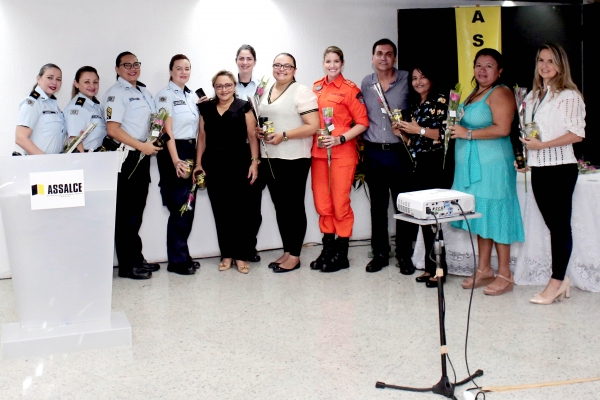 Servidoras  recebem homenagem do presidente da Assalce, Luís Edson Corrêa