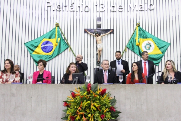 Presidente da Assembleia, José Sarto, ao lado de deputadas estaduais durante a sessão desta terça-feira (10/03)