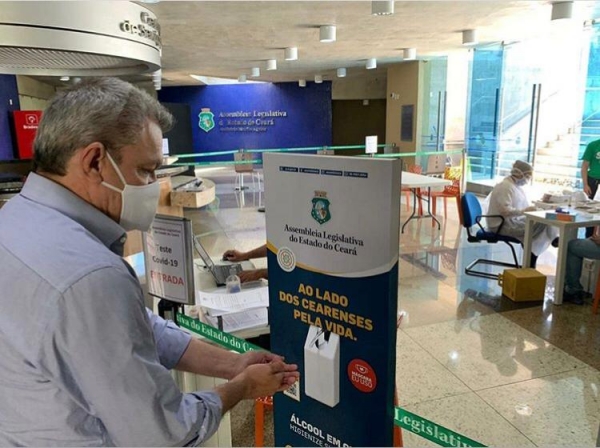  Totens com álcool em gel foram espalhados pelo Poder Legislativo 