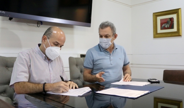 Prefeito Roberto Cláudio e presidente da Assembleia, José Sarto, durante a assinatura do termo de cooperação