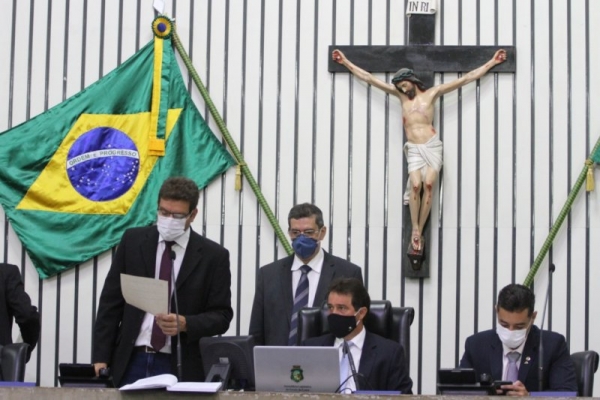 Carlos Alberto Aragão, diretor do Departamento Legislativo, entre os deputados Renato Roseno, Evandro Leitão e Leonardo Araújo