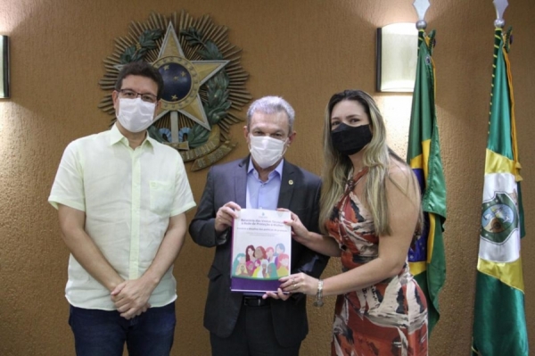 Deputados Renato Roseno, José Sarto e Augusta Brito durante a entrega do relatório