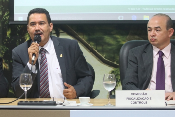 Deputado Moisés Braz, ao lado do deputado Sérgio Aguiar (PDT), em reunião da Comissão de Fiscalização e Controle da AL