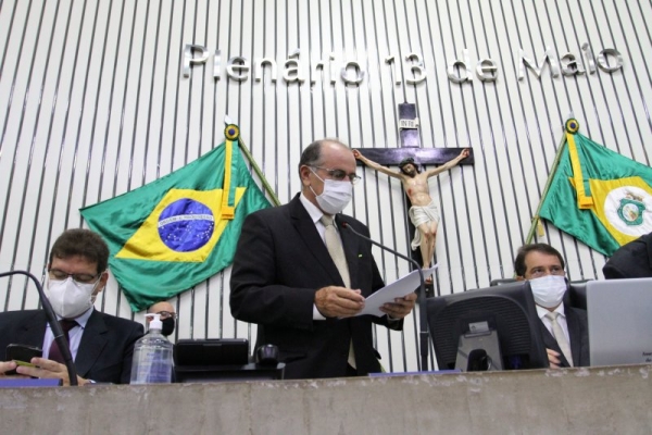 Deputado Antônio Granja (centro), entre os deputados Renato Roseno e Evandro Leitão, assinou a Portaria nesta quinta-feira (04/03)