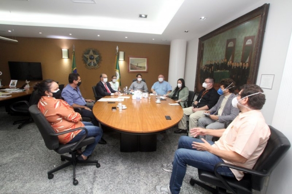 Reunião contou com presidente da Alece, Evandro Leitão, e representantes dos órgãos