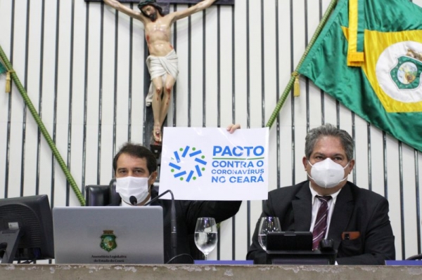 Deputado Evandro Leitão, presidente da Alece, ao lado do deputado Osmar Baquit, na sessão desta quinta-feira (01/07)