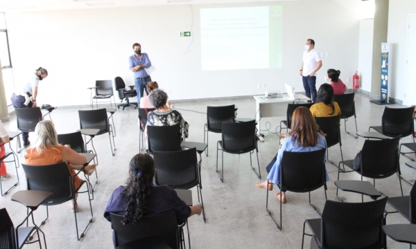 Joaquim Garcia Filho e Luis Edson Sales durante apresentação aos servidores