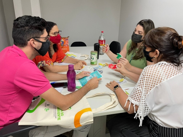 Engenheira ambiental Morgana Ferreira apresenta atividades da Célula aos representantes da Cogerh