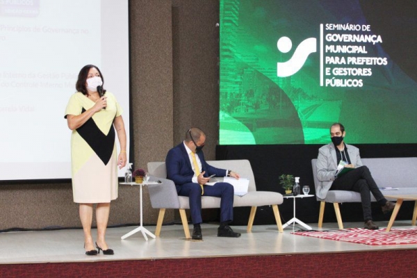 Silvia Correia durante participação no Seminário 