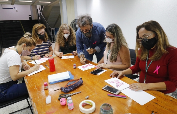 Elmiro Ribeiro orienta servidoras durante atividade da Oficina