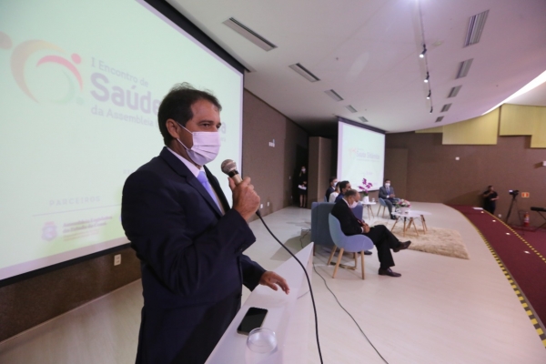 Presidente da Alece, Evandro Leitão, durante abertura do evento