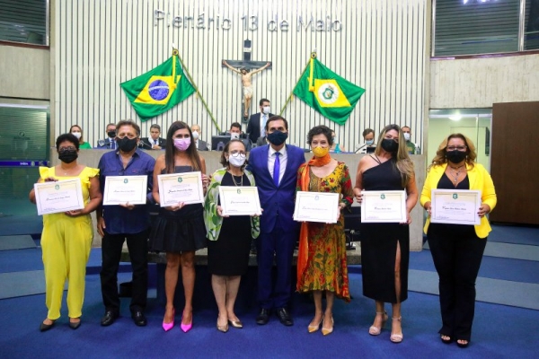 Presidente da Assalce, Luis Edson Sales, entre servidores e servidoras da Assembleia homenageados na solenidade