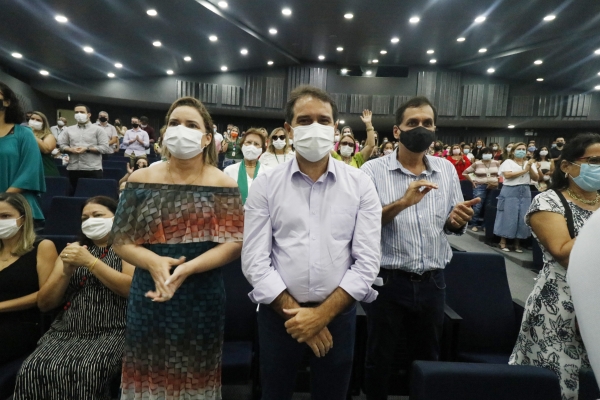 Cristiane Leitão, Evandro Leitão e Luis Edson Sales durante a confraternização dos servidores